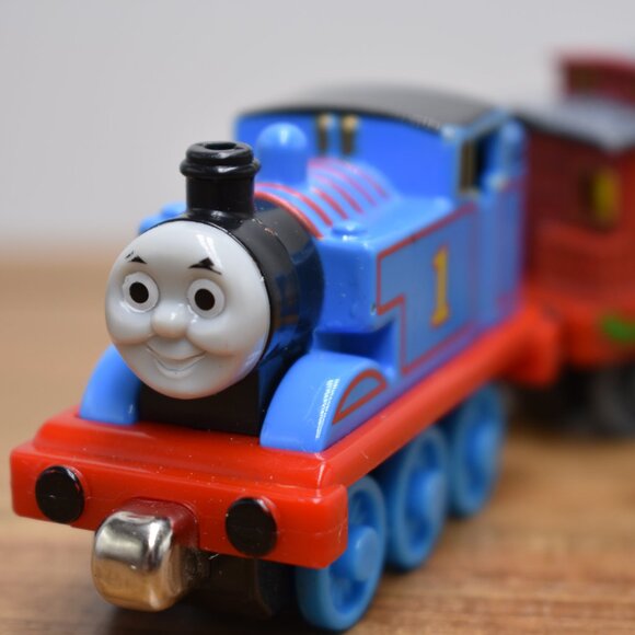 Thomas w/ Holiday Caboose Christmas 2002 Diecast Train Take Along Thomas Friends - Picture 5 of 10